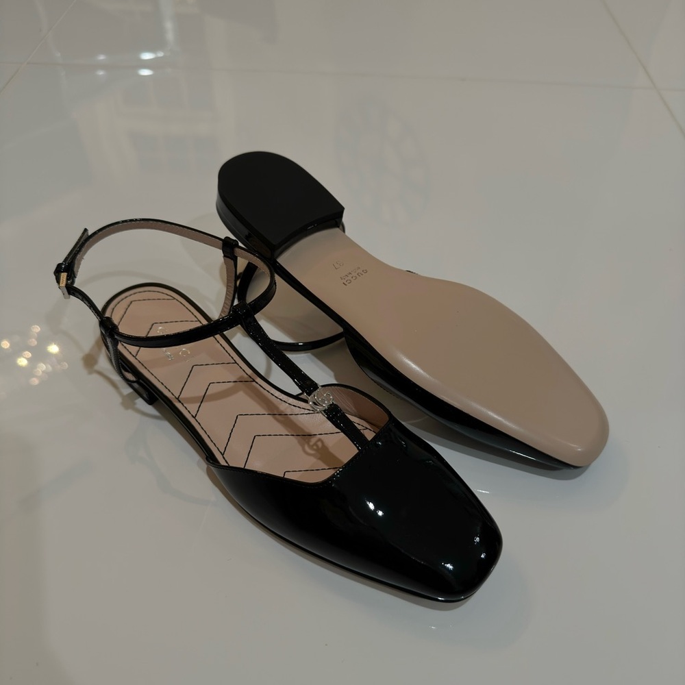 BLACK GUCCI FLAT WITH T STRAP